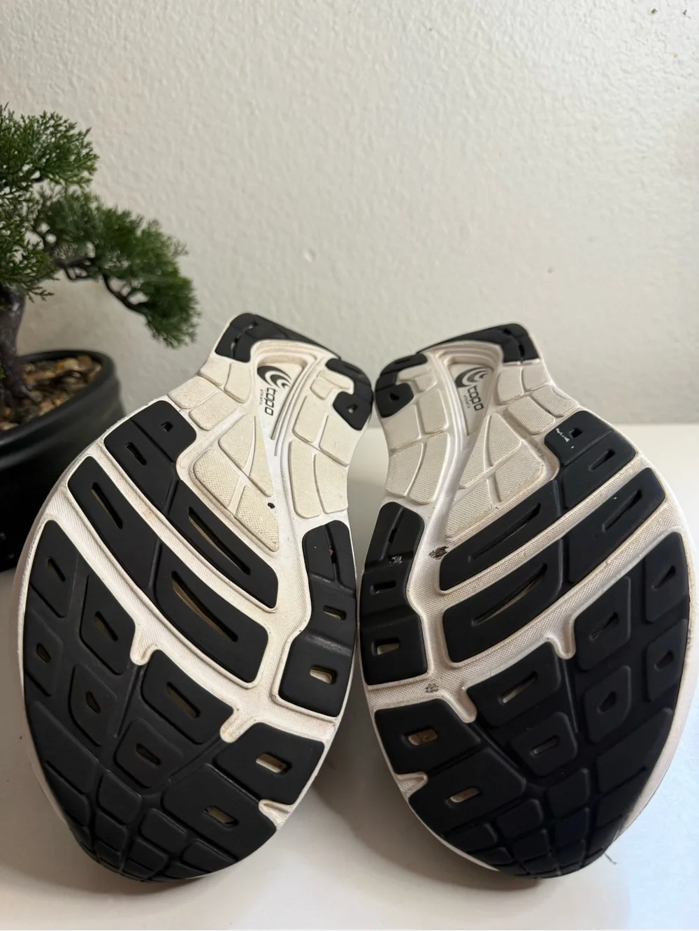 Topo Athletic Phantom 3 Women size 10 black  Athletic Running Shoes